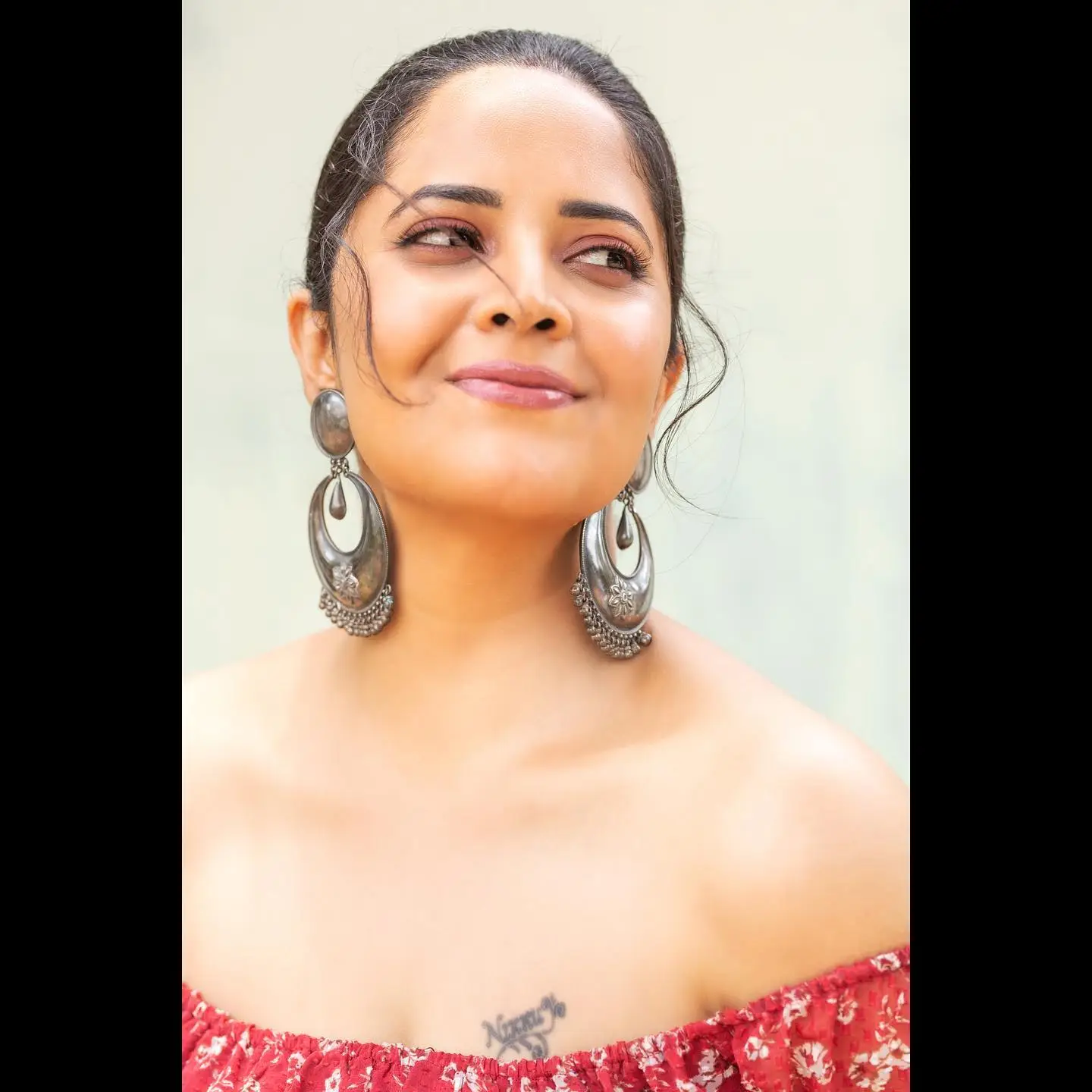 ANASUYA BHARADWAJ LONG LEGS SHOW IN RED MINI TOP 4